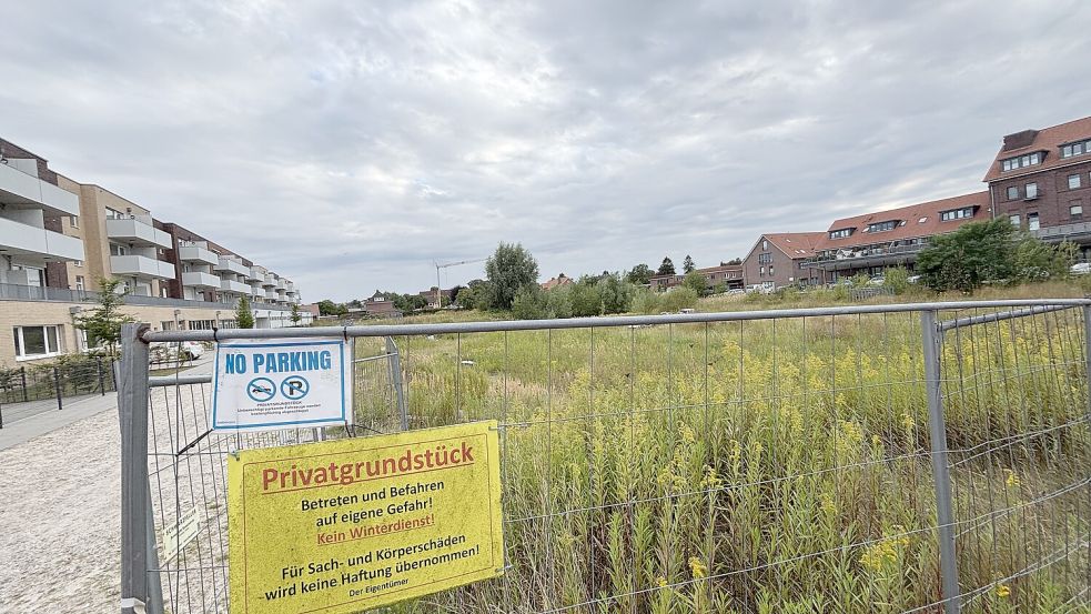 Die Fläche hinter dem Riegelbau links liegt noch brach. Foto: Vera Vogt