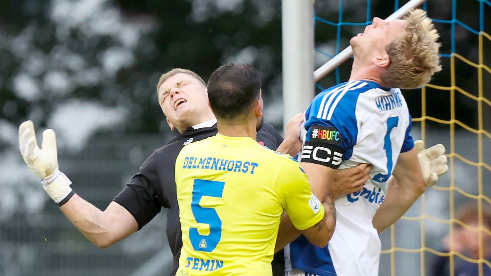 Nach einem Disput sanken Atlas-Torwart Damian Schobert und Kickers-Kapitän Peer Mahncke fast synchron zu Boden. Foto: Jens Doden/ Emden
