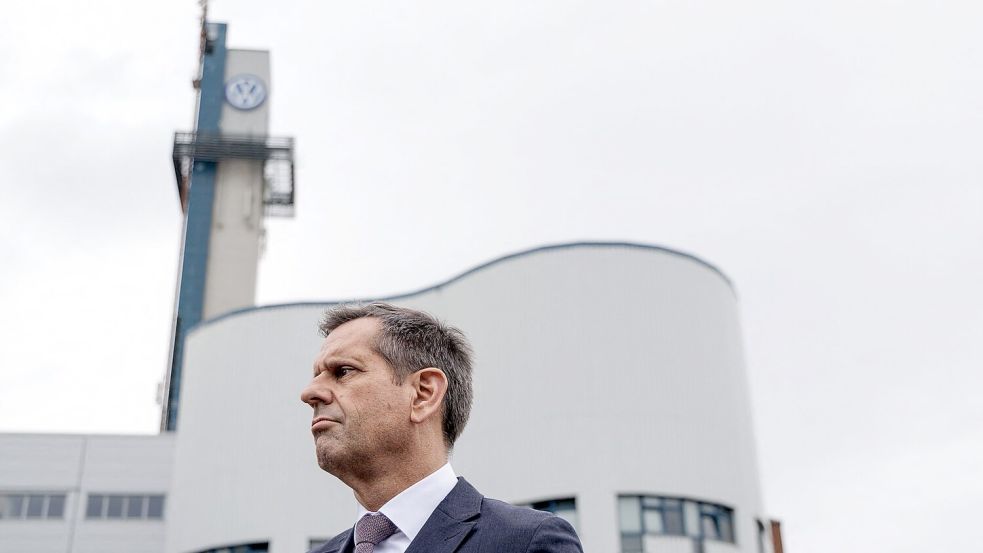 Niedersachsens Ministerpräsident Olaf Lies fordert vom VW-Vorstand eine klare Zukunftsperspektive. Foto: David Ebener