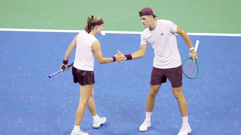Mensik (rechts) und Muchova dominierten den ersten Satz und holen im Tiebreak den Titel. Foto: Frank Franklin II