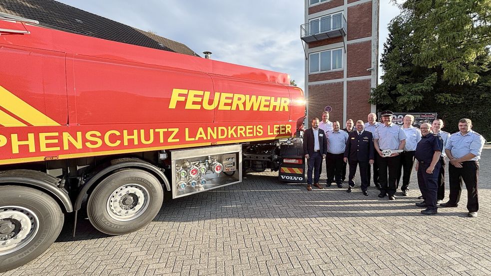 Die Kreisfeuerwehr Leer hat einen Großtankwagen mit 26.000 Liter Fassungsvermögen bekommen. Das Bild zeigt das Team aus erfahrenen Milchtankwagenfahrern, die damit in Einsätze fahren sollen. Dritter von rechts ist Kreisschirrmeister Remon Hafermann, Vierter von links ist Holger Bleicher, stellvertretender Brandabschnittsleiter Süd bei der Übergabe des Wagens. Foto: Karin Lüppen