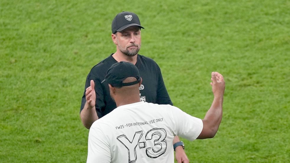 Wer muss diesmal wem gratulieren? VfB-Coach Sebastian Hoeneß und Bayern-Trainer Vincent Kompany (vorne) nach dem DFB-Pokalfinale. (Archivbild) Foto: Soeren Stache/dpa