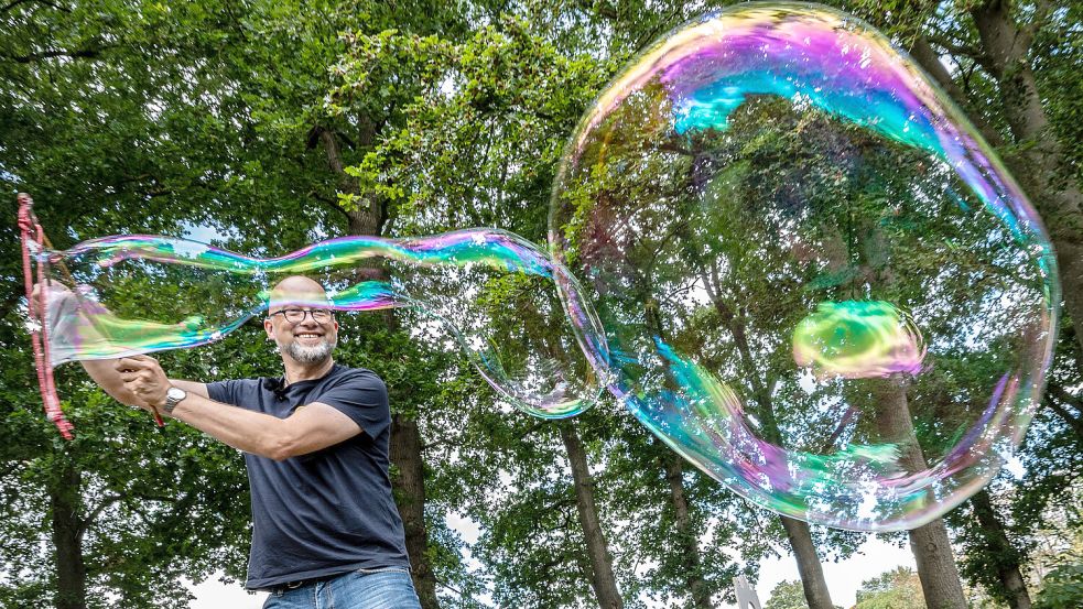 Riesen-Seifenblasen sind ein weiterer Hingucker in Mario Sangens „Spielraum“. Die macht er aber selbst – seine Gäste dürfen staunen. Foto: Klaus Ortgies