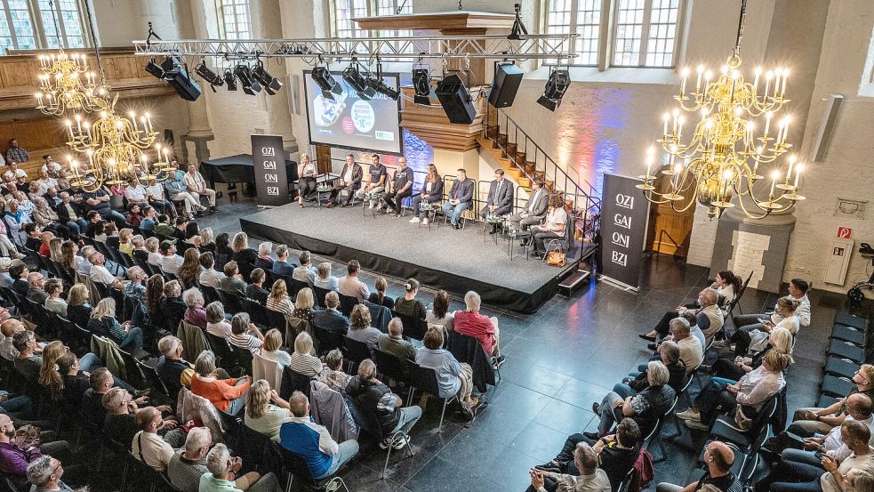 Volles Haus: Hunderte waren zur Podiumsdiskussion in die Neue Kirche gekommen. Fotos: Klaus Ortgies