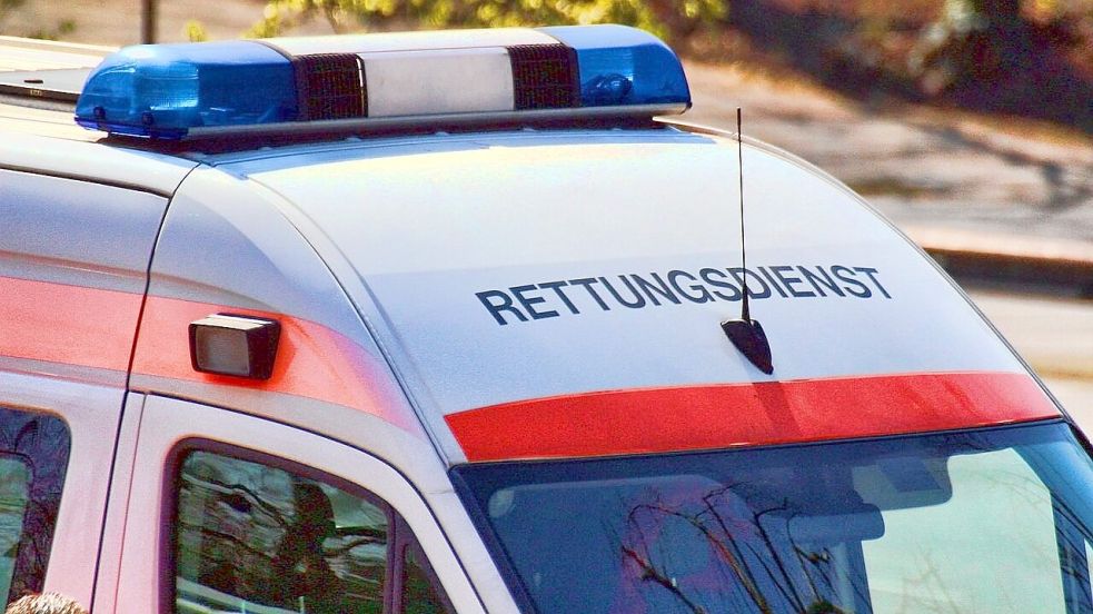 Vor einen Rettungswagen legte sich ein Mann in Aurich. Der Wagen konnte nicht weiterfahren. Symbolfoto: Pixabay