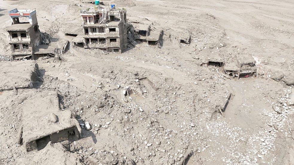Beschädigte Gebäude und Infrastruktur entlang des angeschwollenen Trishuli-Flusses nach der Sturzflut. Foto: Skanda Gautam