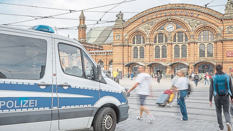 Die Polizei hat rund um den Bahnhof und in weiteren Stadtteilen Personen und Gewerbe kontrolliert. Foto: Sina Schuldt/dpa