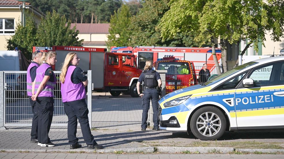 Die Polizei sichert nach einer Gewalttat die Schule in Gosen-Neu Zittau ab. Foto: Britta Pedersen/dpa