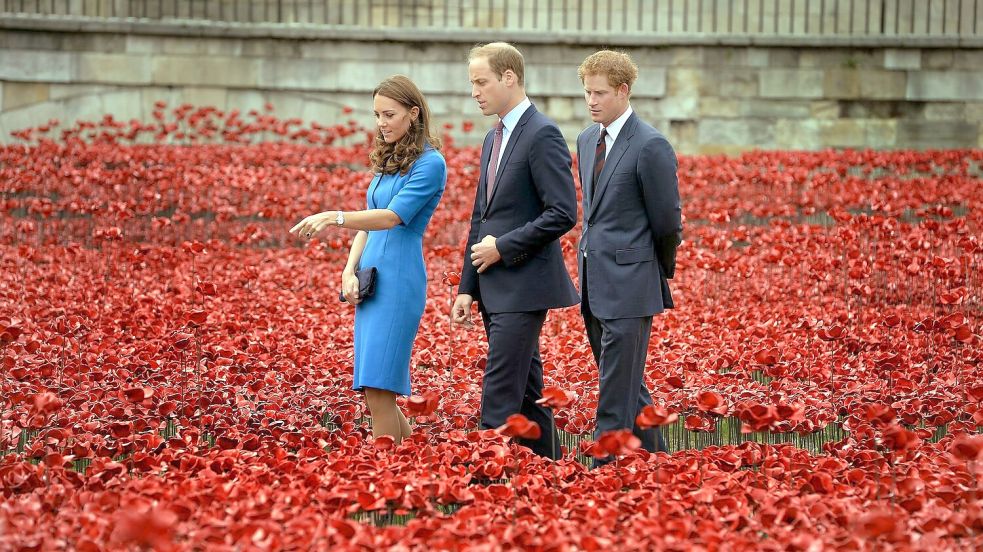 Früher waren sie oft gemeinsam zu sehen: Kate (links), Prinz William (Mitte) und Prinz Harry (rechts). (Archivfoto) Foto: John Stillwell