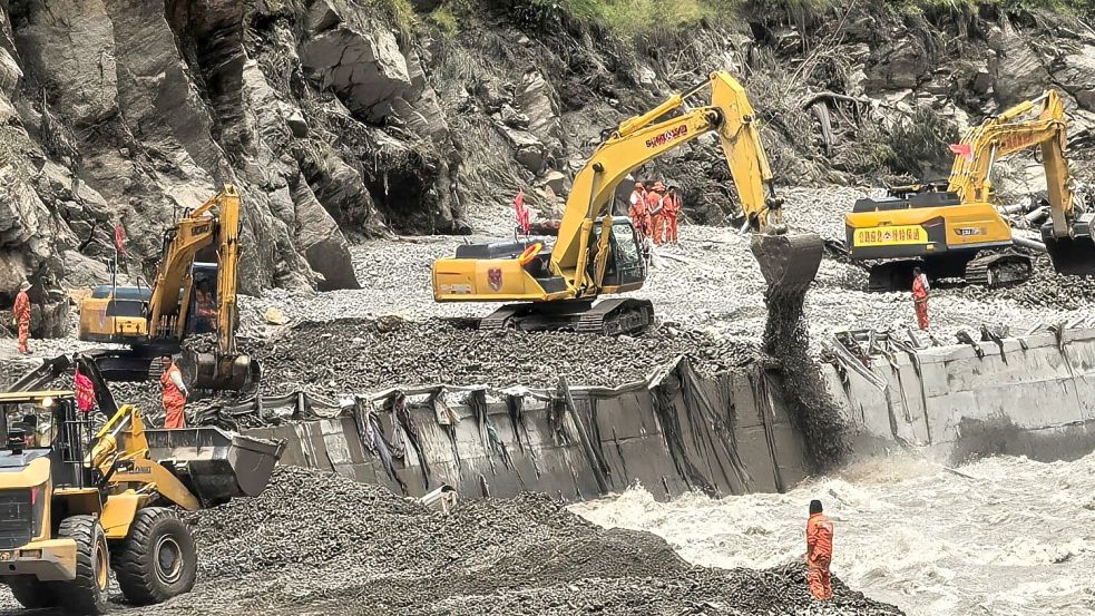 Die Straße zum Grenzposten Gyirong wurde durch die Flut unpassierbar. Foto: Uncredited