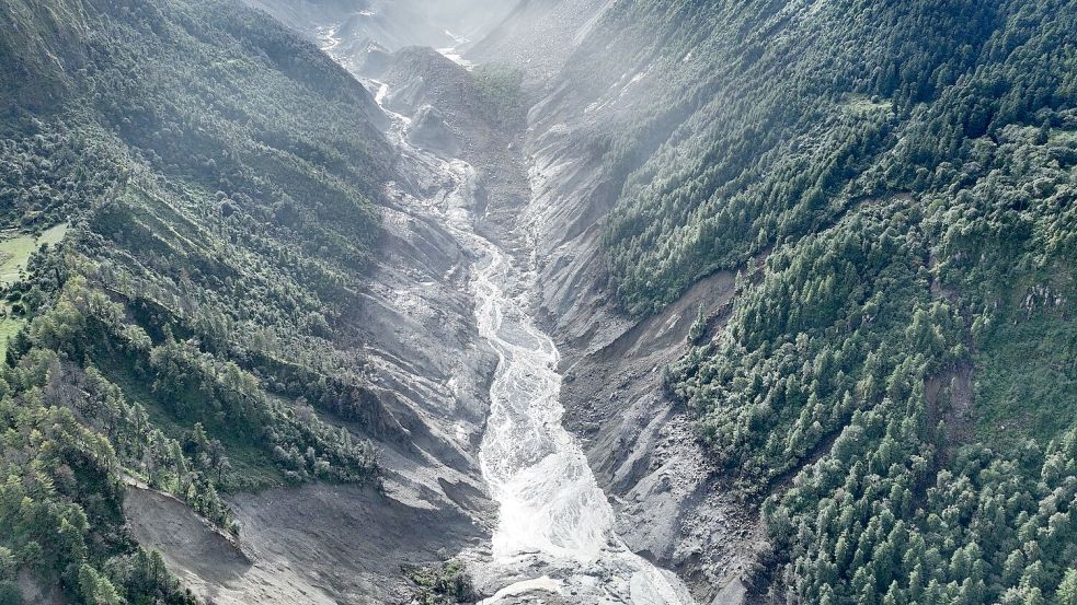 Experten sehen die Enge des Tals als Grund für die hohe Geschwindigkeit der Sturzflut. Foto: Jigme Dorje/XinHua/dpa