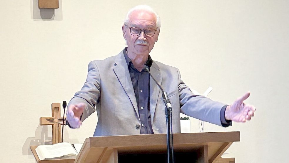 „Die Zeiten werden sich ändern. So oder so“: Referent Hermann Vinke warnt vor einem weiteren Erstarken rechtsextremer Kräfte, sieht die demokratische Gesellschaft dieser Entwicklung aber nicht hilflos ausgeliefert. Fotos: Felicitas Ehrhardt