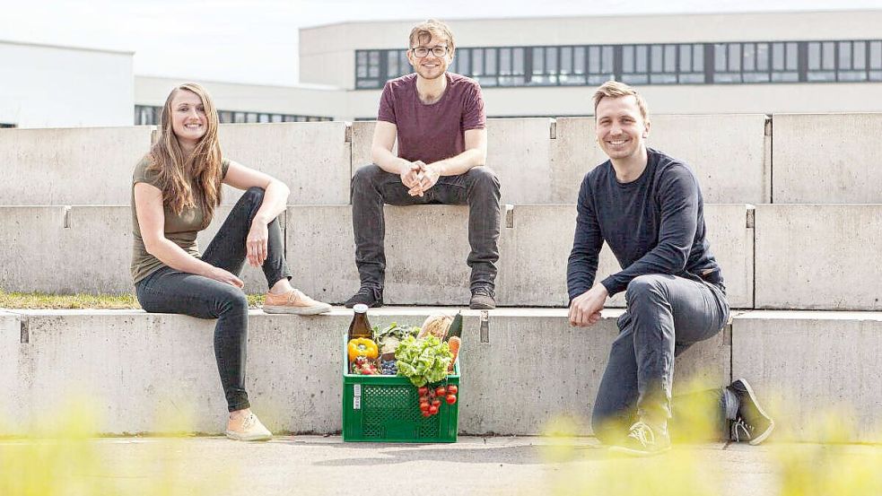 Regioshopper-Gründungsteam: (von links) Katharina Rehme-Schlüter, Julian Hörnschemeyer und Hauke Rehme-Schlüter wollen bundesweit Märkte für lokal angebaute Bioprodukte etablieren. Foto: DBU / Regioshopper