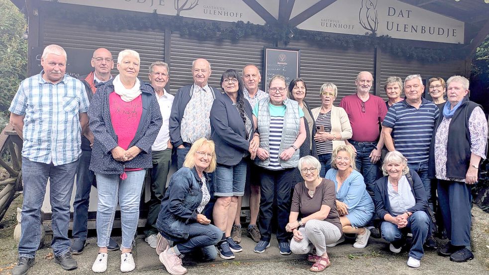 Das Foto zeigt: (stehend, von links) Arno Woortmann, Walter Friedrichs, Hanna Pfeiffer geb. Welp, Klassenlehrer i. R. Manfred Broek und Karl-Heinz Jesionek, Agnes Haak geb. Poelmann, Ansgar Rhauderwiek, Tina Bron geb. Korfe, Anneliese Duken, Wilma Harms geb. Griese, Arno Graß, Rita Sürken geb. Vahling, Harm van Deest, Mena Grünefeld, Mathilde Biastock geb. Pruin; (vorne in der Hocke, von links): Karin Korte geb. Marks, Gabi Körte geb. Feldmann, Helma Erlenborn geb. Stange, Ingrid Hieronimus Foto: Karin Korte