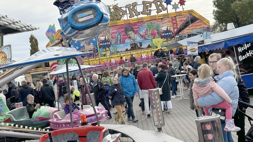 Soll das Straßenfest in Ostrhauderfehn wieder stärker auf die Hauptstraße zurückkehren? Dazu haben die Parteien vor der Gemeinderatswahl Stellung bezogen. Foto: Marion Janßen/Archiv