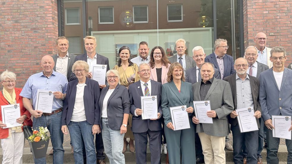 Die Ausgezeichneten des „Blinkfüür 2026“ mit den Laudatoren, Bürgermeistern oder Stellvertretern. Foto: Jasmin Oltmanns