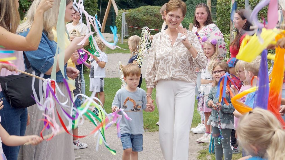 Erzieherinnen sowie die Mädchen und Jungen der Kita bildeten für Beate Dirkes ein Spalier. Foto: Hans Passmann