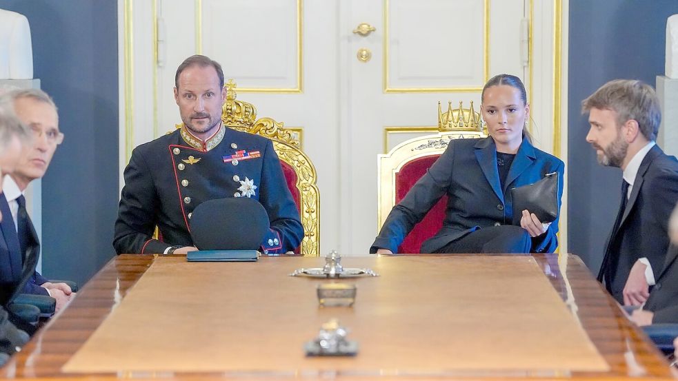 Norwegens neuer König Haakon am Mittag im Schloss. Foto: Heiko Junge/NTB Pool/dpa