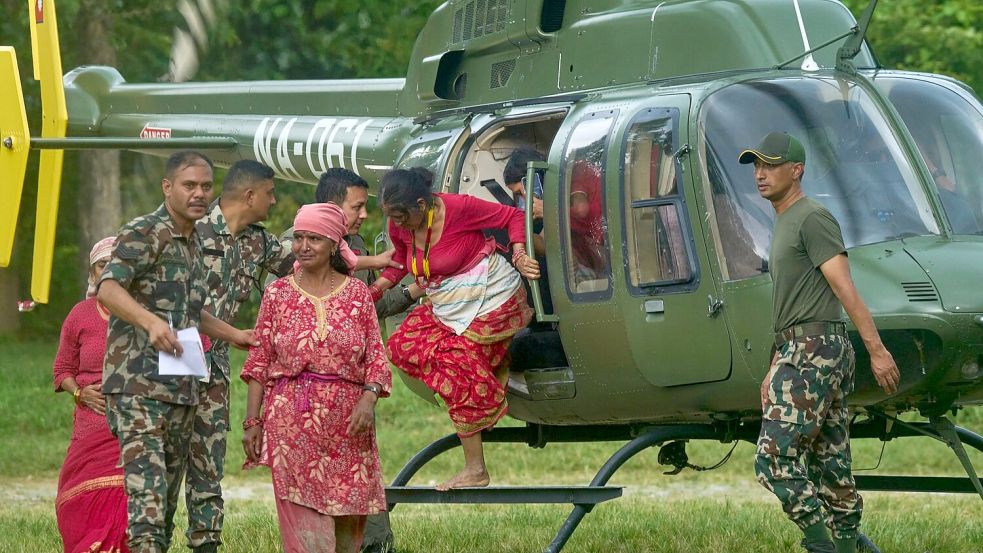 In Armeecamps starten und landen dauernd Rettungshubschrauber. Foto: Niranjan Shrestha