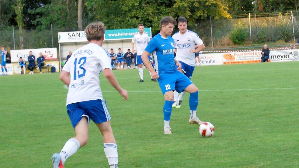 Nach dem 3:1-Sieg gegen Hollage will BW Papenburg (am Ball Niklas Papen) nun auch auswärts punkten. Foto: Marco Reemts