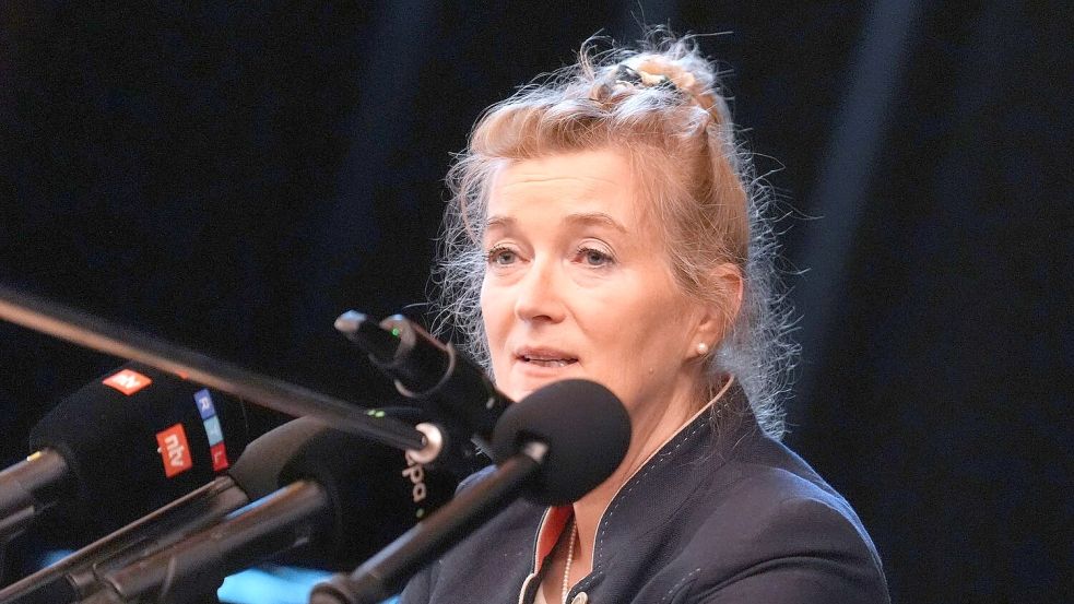 Tierärztin Kirsten Tönnies spricht während einer Pressekonferenz in Hamburg über den Buckelwal Timmy. Foto: Marcus Brandt/dpa