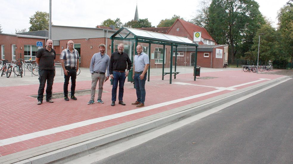 In dieser Woche wurde die neue Bushaltestelle an der Marienschule in Strücklingen für den Busverkehr freigegeben. Unser Bild zeigt (von links) Matthias Reens, Ansgar Perk, Peter Schmitz, Bürgermeister Thomas Otto und Timo Hinrichs. Foto: Hans Passmann