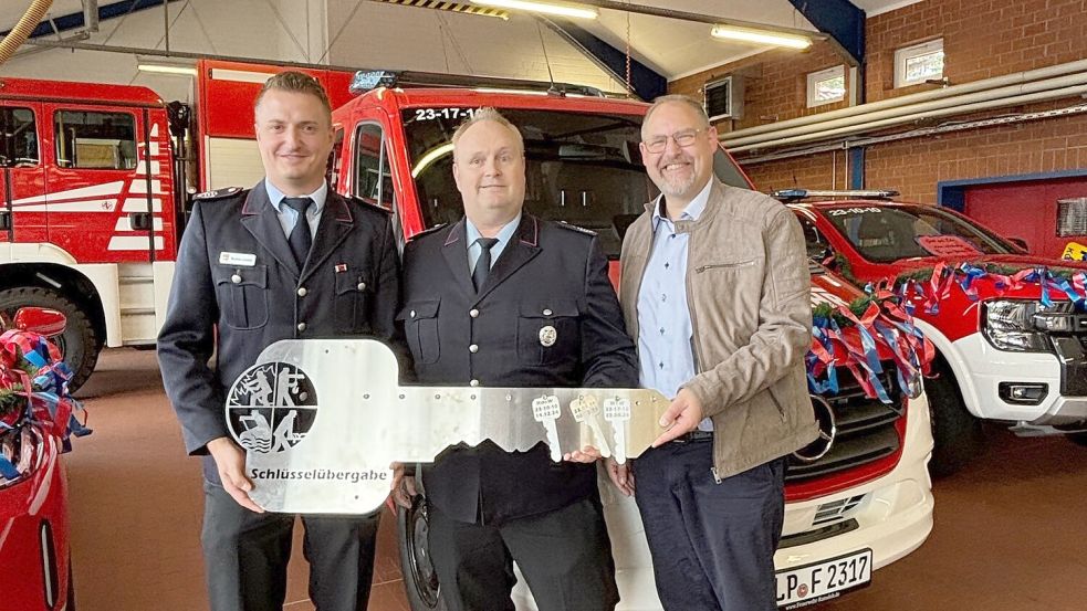 Bei der Schlüsselübergabe für die neuen Einsatzfahrzeuge: Ortsbrandmeister Matthias Schulte (von links), der stellvertretende Gemeindebrandmeister Kevin Heese und Bürgermeister Thomas Otto. Foto: Thomas Giehl/Feuerwehr