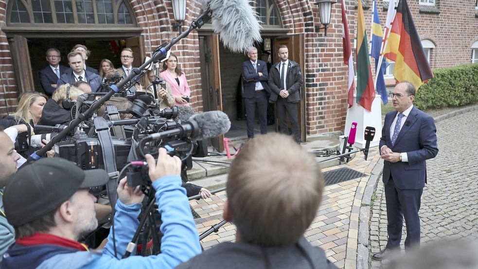 Hatte nach Mürwik eingeladen: Der Bundesinnenminister Alexander Dobrindt (CSU) vor der Marineschule Mürwik. Foto: Christian Charisius