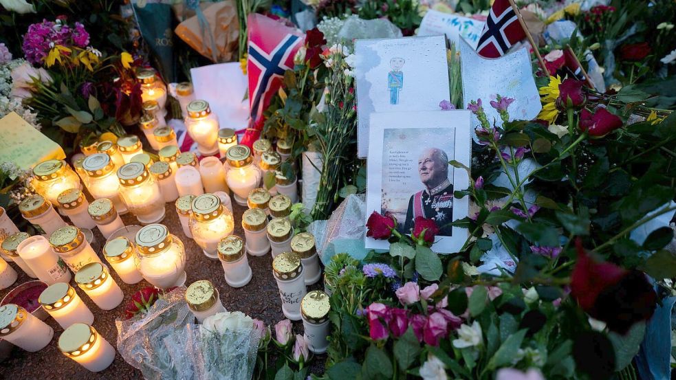 Blumen und Kerzen haben die Norweger für den beliebten König Harald V. vor dem Schloss in Oslo abgelegt. Foto: Cornelius Poppe