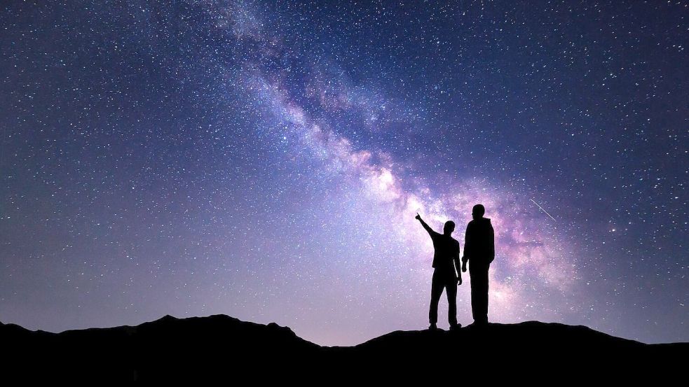 Den Sternen folgen: Das kann auch im übertragenen Sinne beim Astro Travel zu einem erfüllenden Urlaub führen. Foto: Istockphoto.com / den-belitsky