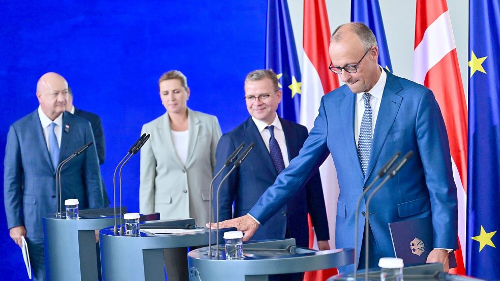 Bundeskanzler Friedrich Merz (CDU, von rechts), Petteri Orpo, Ministerpräsident von Finnland, Mette Frederiksen, Ministerpräsidentin von Dänemark, und Österreichs Bundeskanzler Christian Stocker, lehnen den von der EU-Kommission vorgeschlagenen Haushaltsansatz für die Jahre 2028 bis 2034 ab. Foto: dpa/Sebastian Gollnow