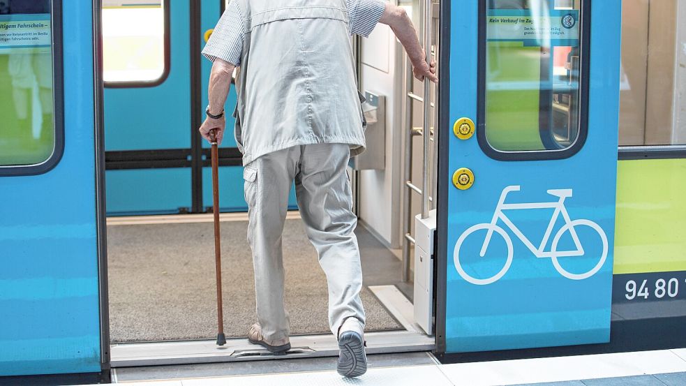Rente und Bahn: Ein verspäteter Beginn kommt schlecht an bei den Leuten. Foto: Friso Gentsch/dpa