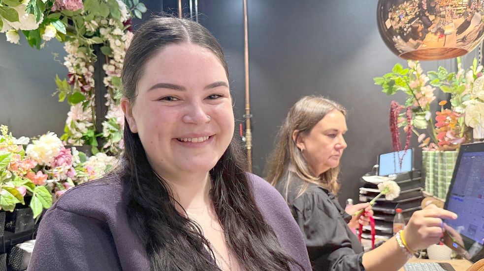 Charlotte Skogrand Bø versorgt ihre Landsleute nach dem Tod von König Harald V. mit Trauersträußen. Foto: Julia Wäschenbach