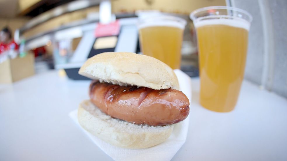 Wurst und Bier gehören zur typischen Verpflegung im Fußballstadion. Foto: IMAGO/Robin Rudel