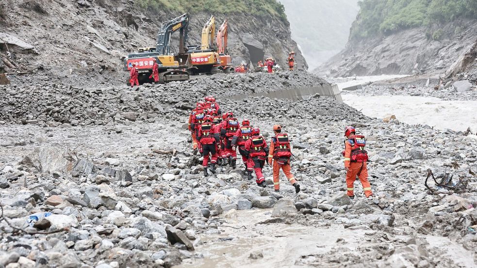 Die Retter arbeiten sich vorsichtig durch Gebiete, in denen Verschüttete vermutet werden. Foto: Jiang Fan/XinHua/dpa