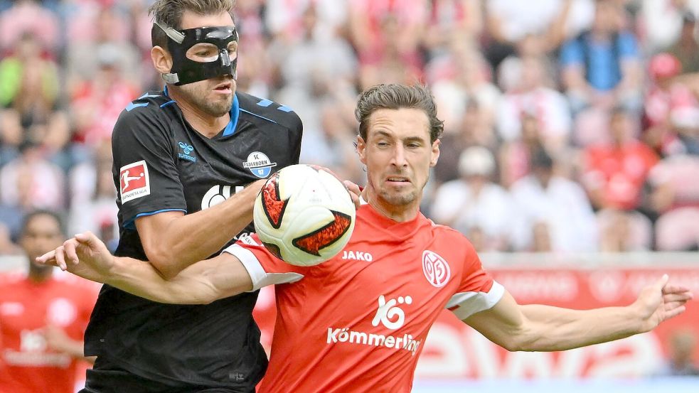 Paderborns Pieringer und Kohr von Mainz 05 lieferten sich ein umkämpftes Duell. Foto: Torsten Silz