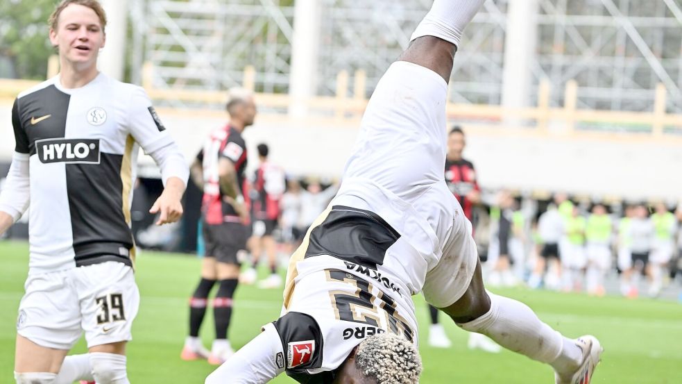 Elversberg steht Kopf: David Mokwa feiert das 3:0 gegen Leverkusen. Foto: Harald Tittel