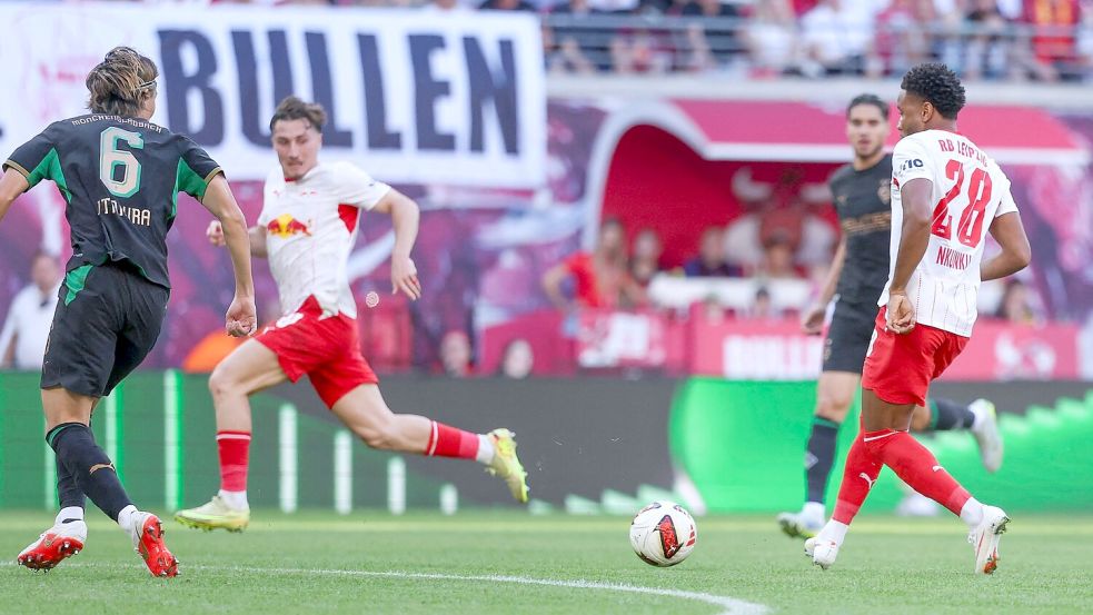 Rückkehrer Christopher Nkunku (r) legt für Rocco Reitz auf, der gegen seinen Ex-Club trifft. Foto: Jan Woitas