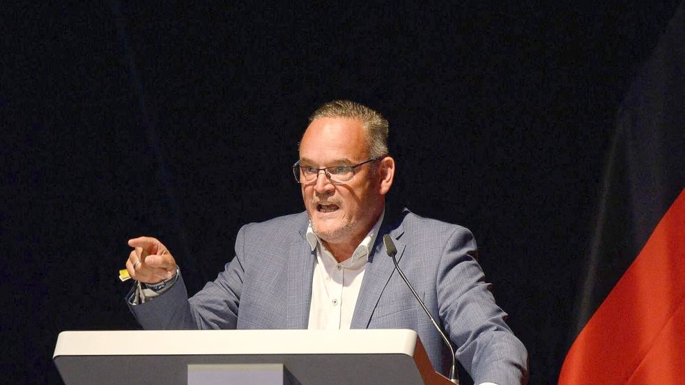 AfD-Landeschef Martin Reichardt wettert unter großem Jubel gegen „Vater Staat“. Foto: Klaus-Dietmar Gabbert