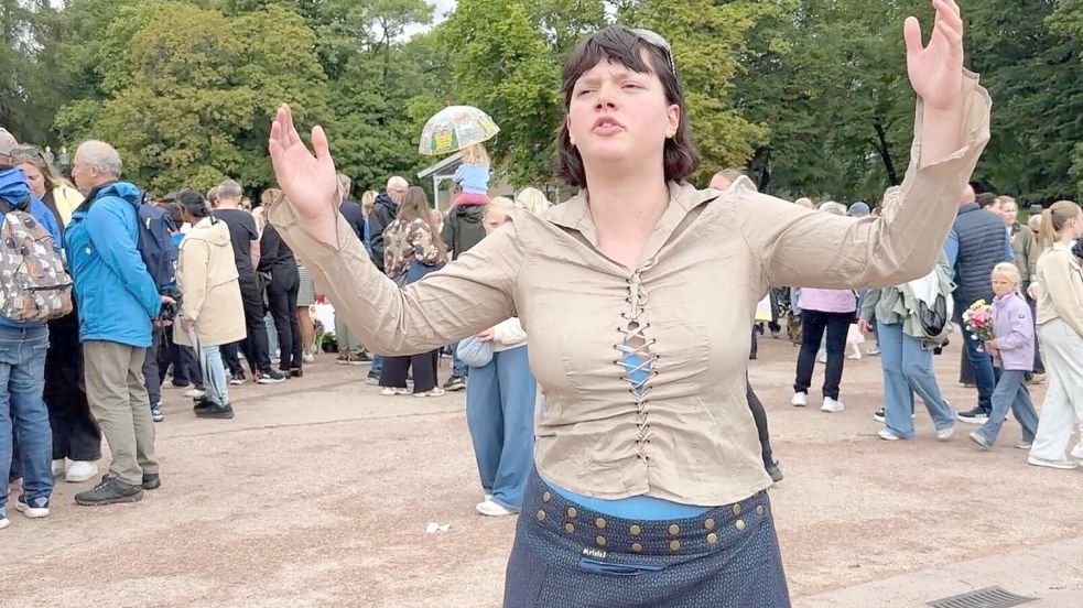 Sonya Lii Nome Barlow singt auf dem Schlossplatz ein Lied zu Ehren von Harald V. Foto: Julia Wäschenbach