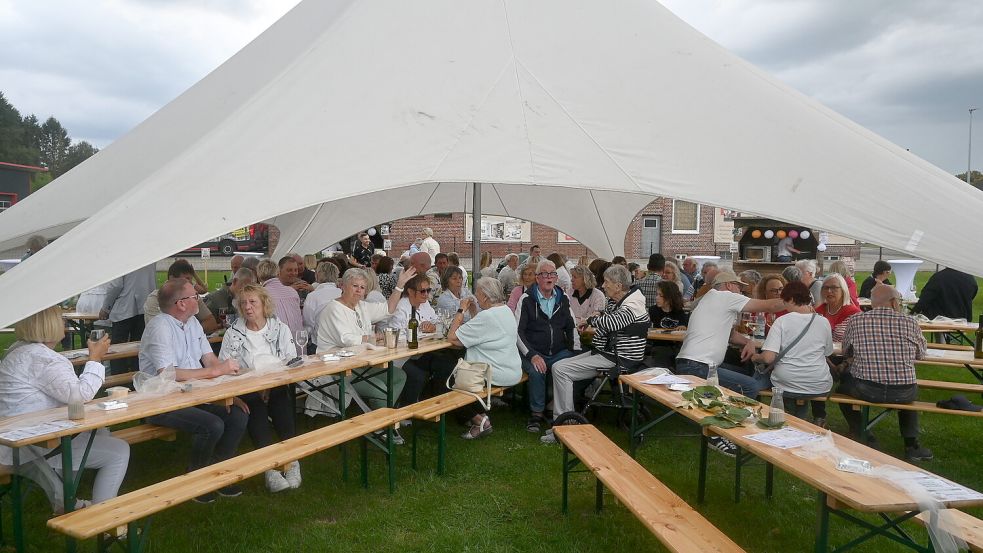 Das Zelt neben dem Rathaus in Ostrhauderfehn erfüllte seinen Zweck. Der zeitweise einsetzende Regen hielt viele Weinliebhaber nicht davon ab, dem erstmals durchgeführten Weinfest einen Besuch abzustatten.Fotos: Holger Weers