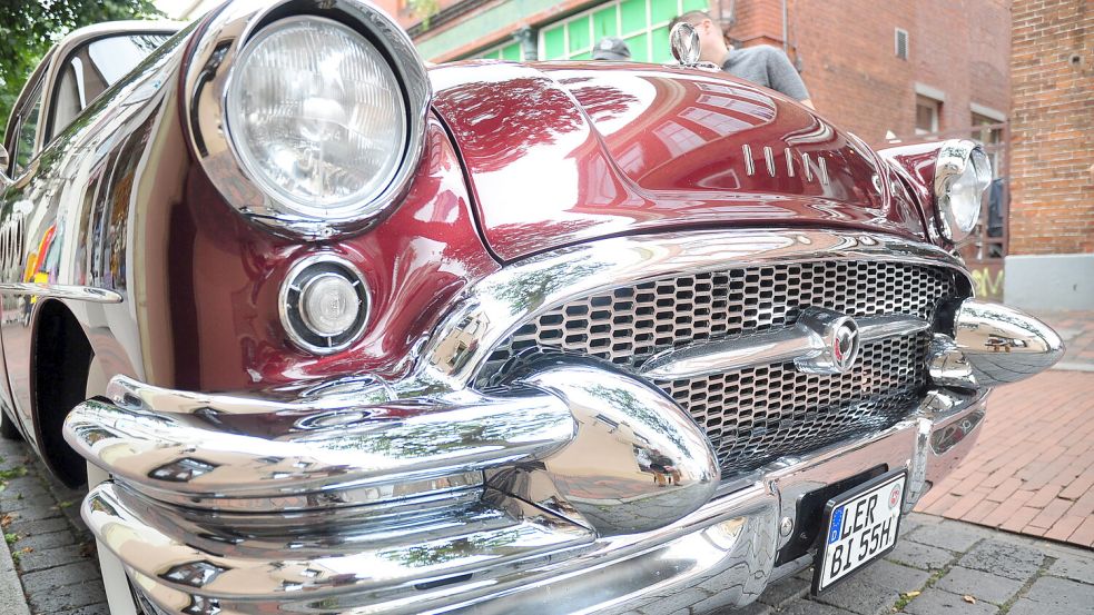 Chromblitzende US-Flitzer zogen die Blicke auf sich. Foto: Bodo Wolters