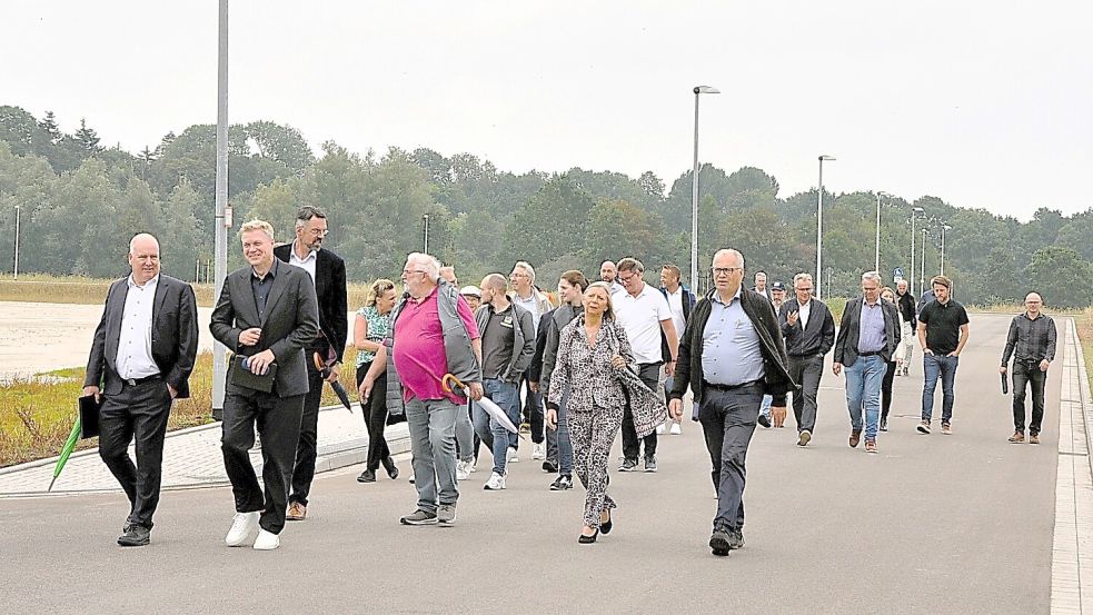 Vertreterinnen und Vertreter aus Politik, Wirtschaft, Verwaltung und den beteiligten Fachbüros besichtigten die Flächen. Foto: Bodo Wolters