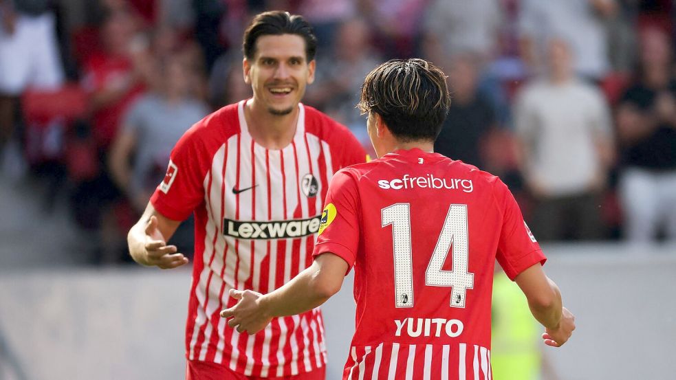 Freiburgs Top-Duo: Igor Matanovic (l.) jubelt mit Yuito Suzuki. Foto: Philipp von Ditfurth
