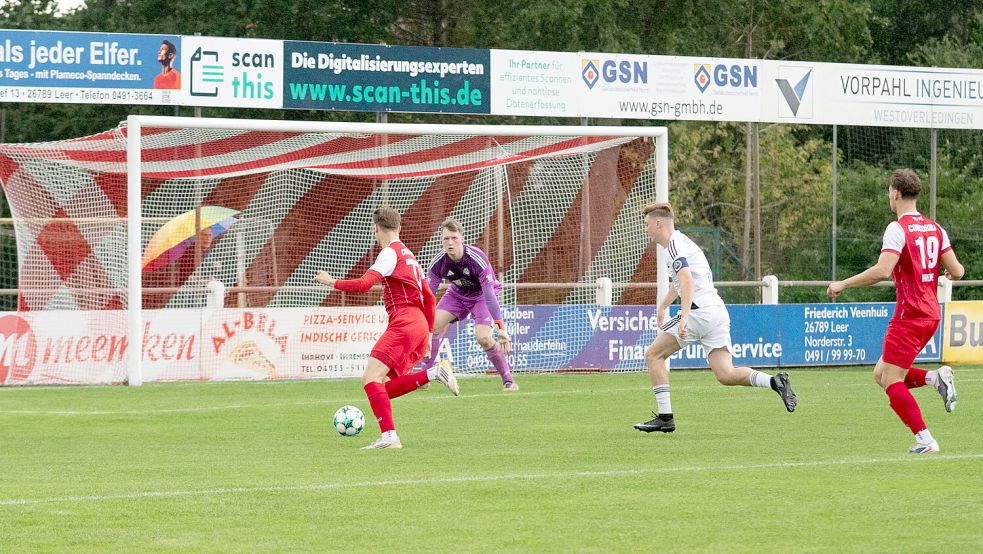 Schon in der ersten Halbzeit stellte Ihrhove (rote Trikots) die Weichen auf Sieg. Fotos: Lohmann