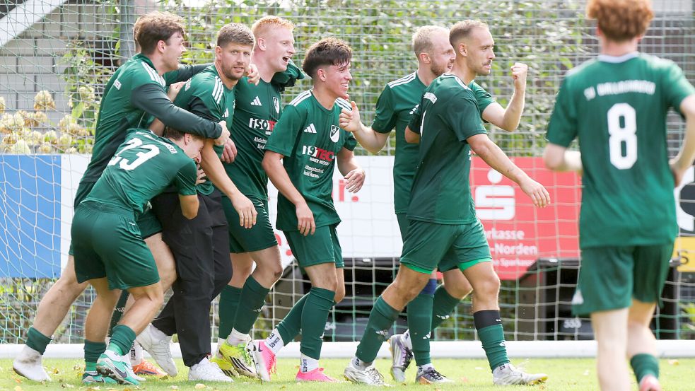 Nach dem 3:2 von Lorjon Berisha (mitte) stürmten die Mitspieler und auch Trainer Max Beccard zum Torschützen. Fotos: Doden, Emden
