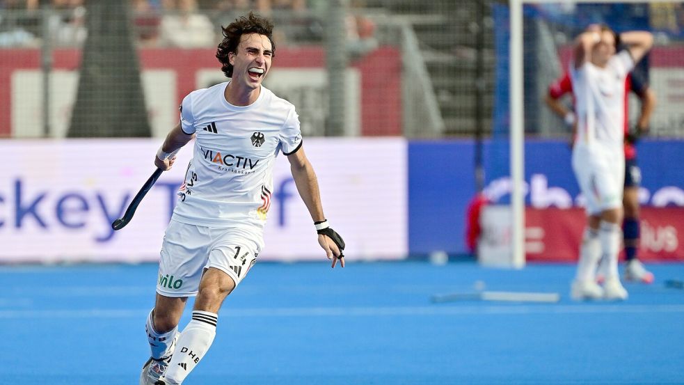 Teo Hinrichs rennt nach dem Abpfiff jubelnd über den Platz in der Hockey-Arena. Foto: Dirk Waem//dpa