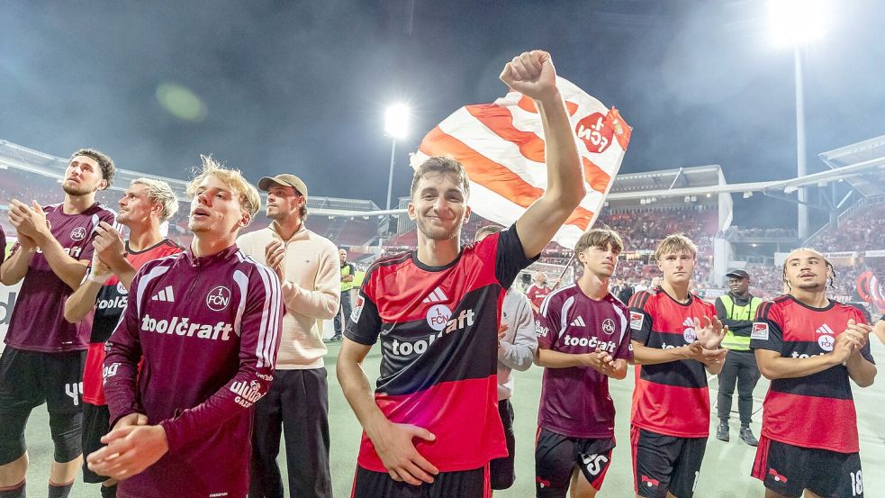 Die Nürnberger Spieler feiern den Sieg gegen Arminia Bielefeld Foto: Daniel Karmann