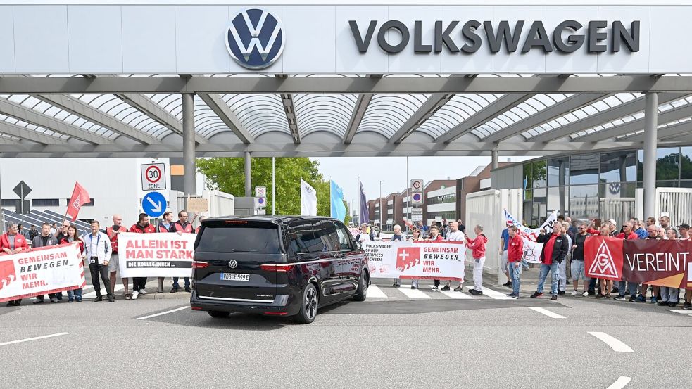 Mitarbeiter empfangen VW-Chef Blume in Zwickau. (Archivbild) Foto: Hendrik Schmidt