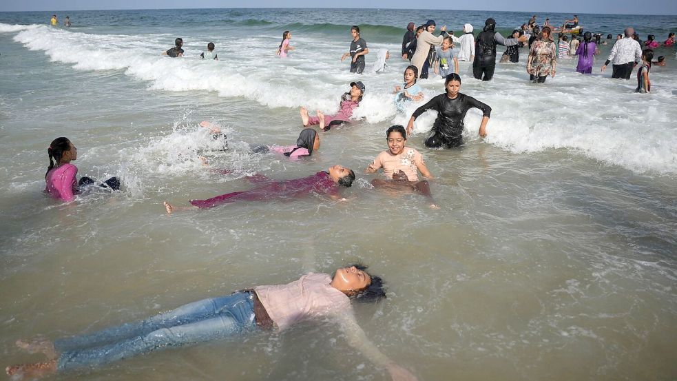 In der aktuellen Sommerhitze bietet das Schwimmen im Meer den Kindern auch Abkühlung. Foto: Abdel Kareem Hana